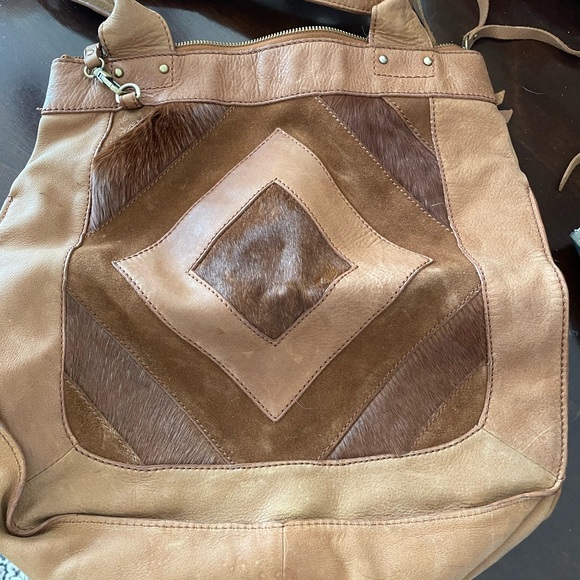 Elegant Tan Leather Tote Bag - Picture 1 of 7